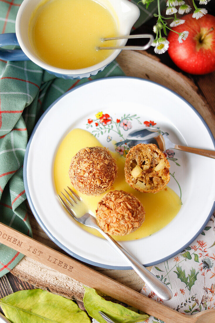 Apfelknödel mit Vanillesauce