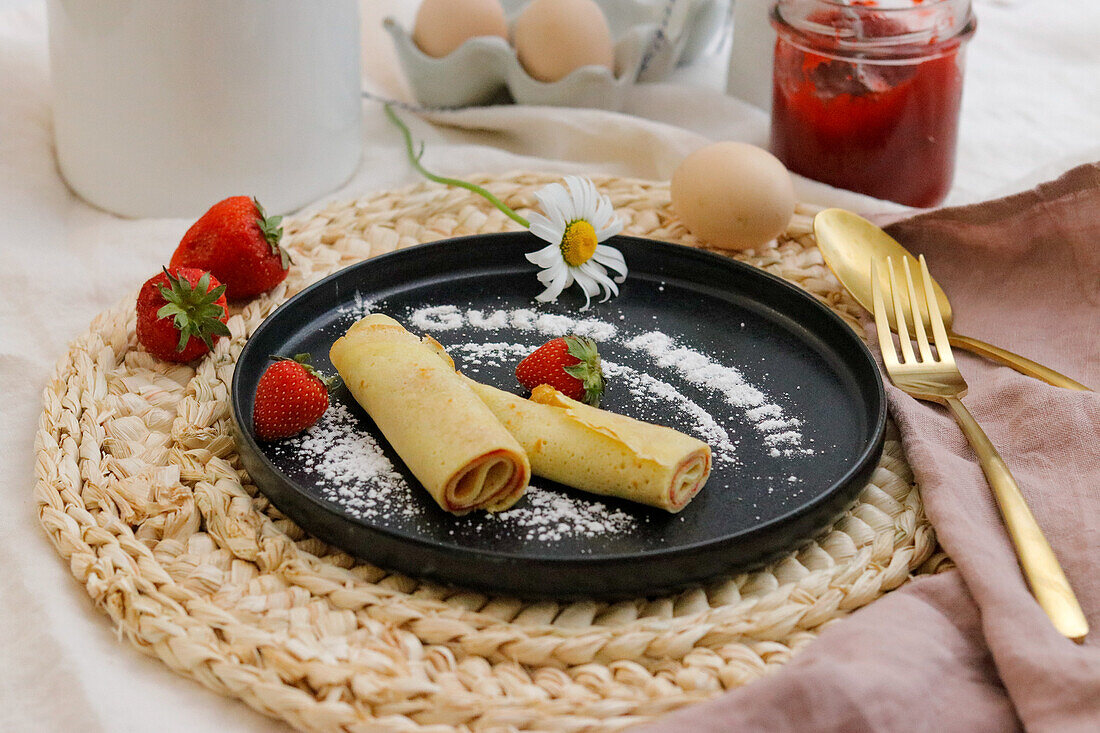 Pfannkuchenröllchen mit Erdbeermarmelade