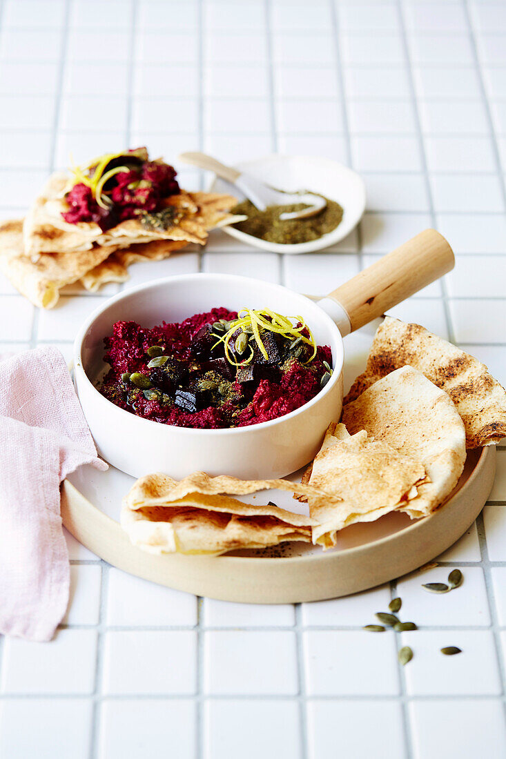 Rote-Bete-Za'atar-Dip mit Pitta-Chips