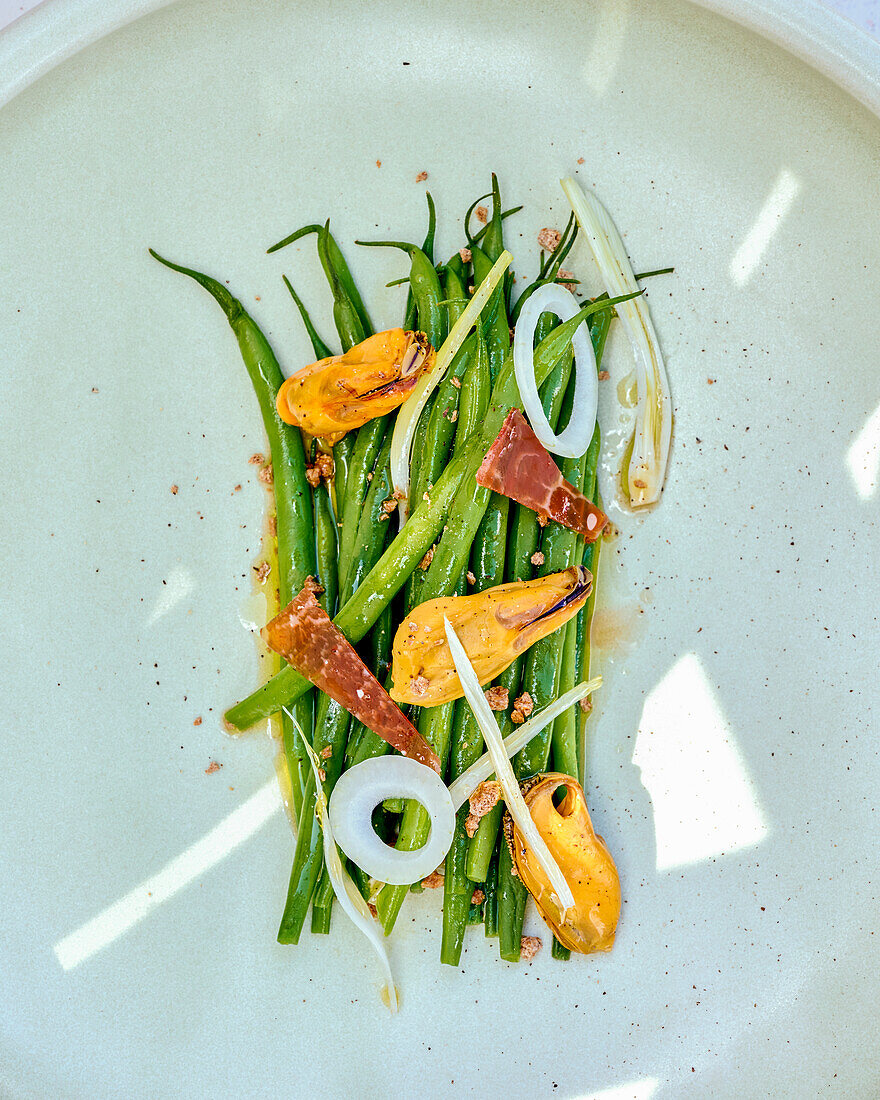 Green bean salad with mussels and beef