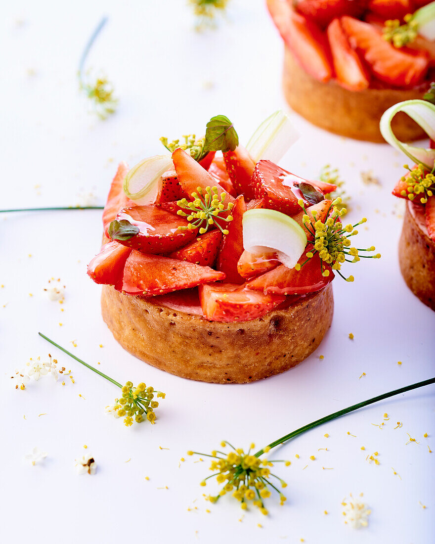 Strawberry-fennel tartlet