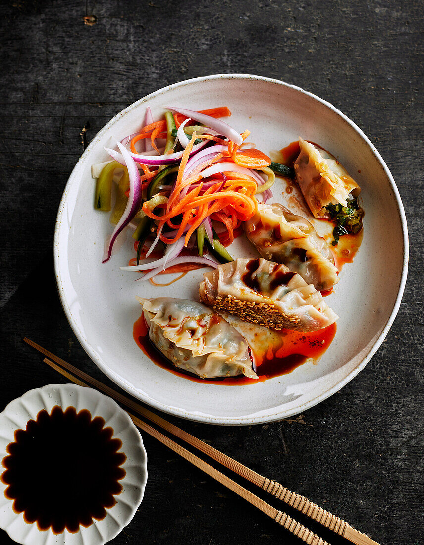 Gebratene Choy-Sum-Dumplings mit Gemüsestreifen in Essig