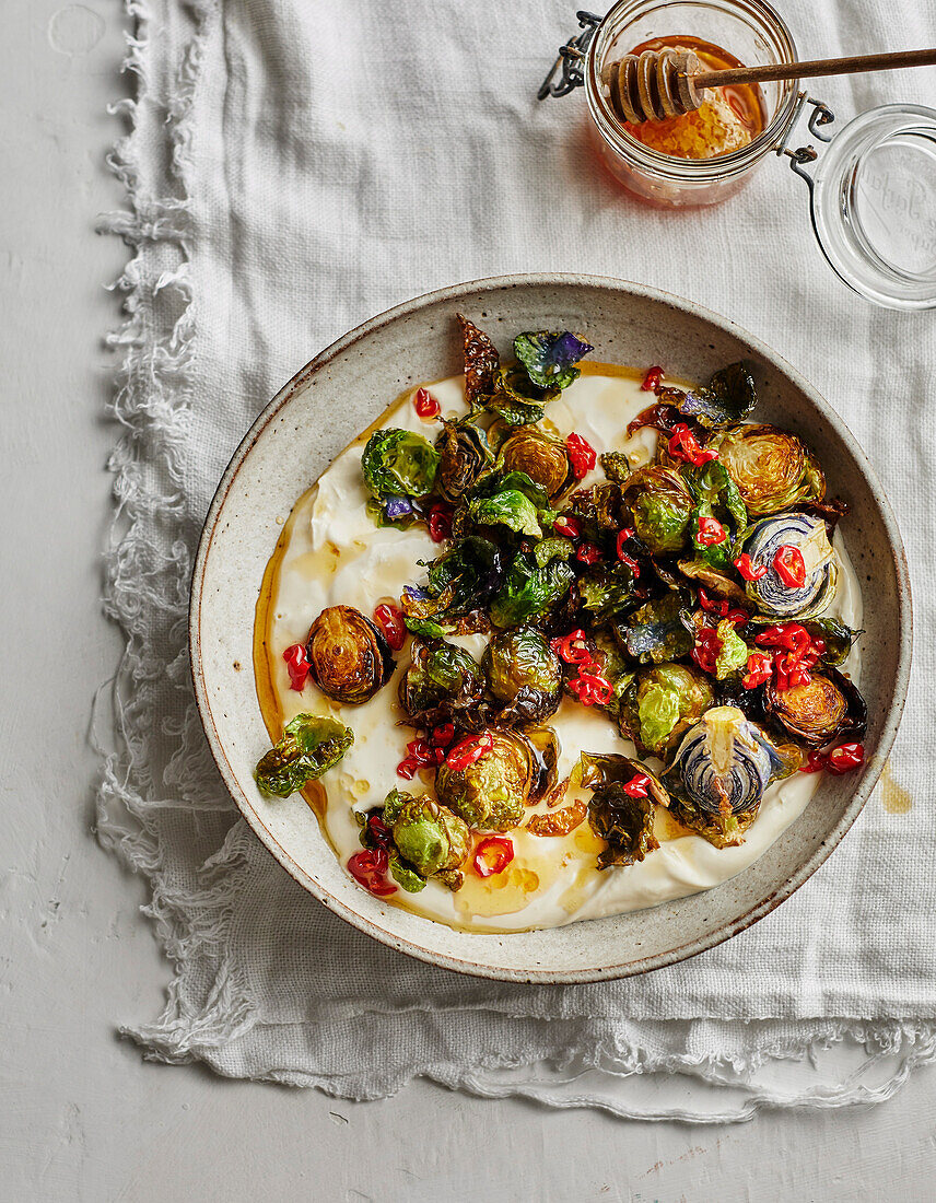 Gekräuselter Rosenkohl mit Chili-Honig