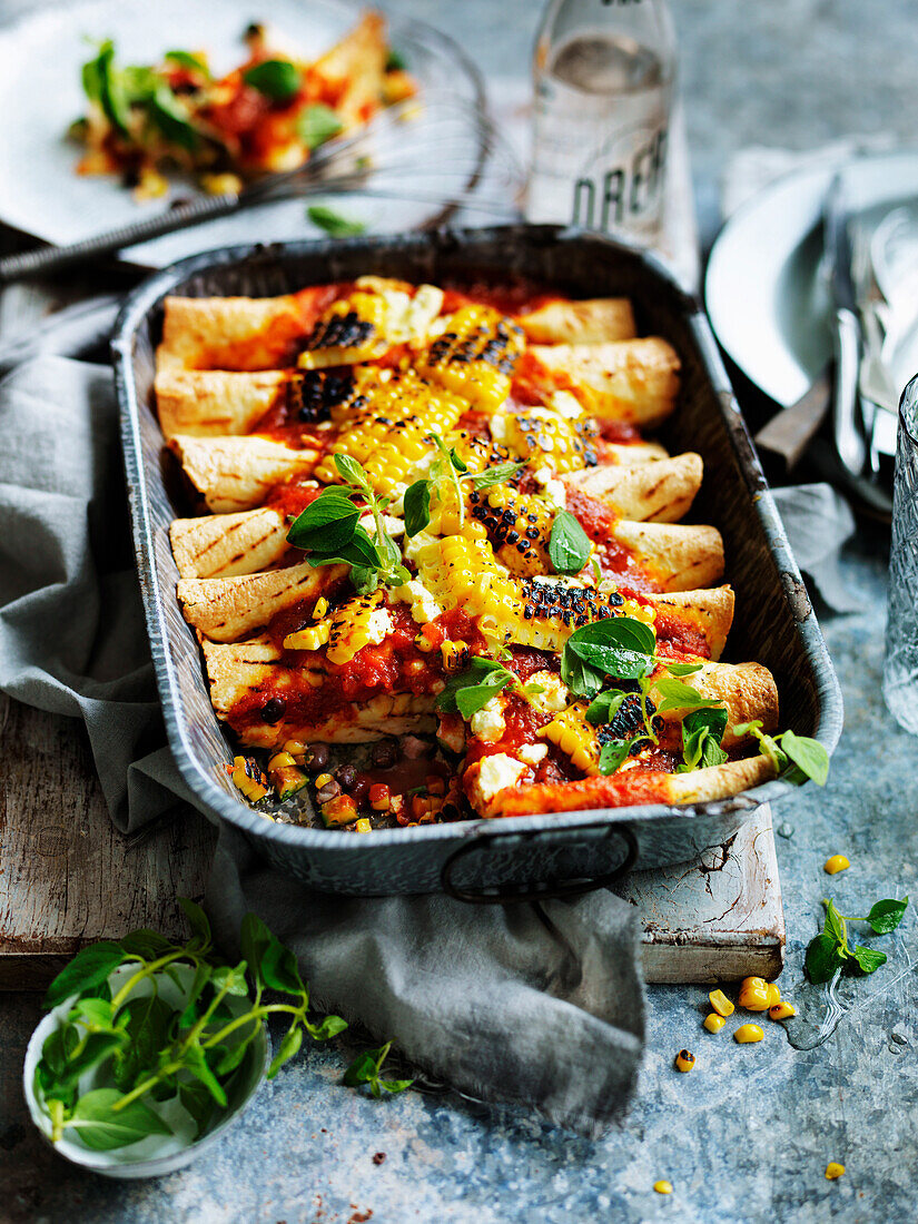 Überbackene Enchiladas mit Mais, Zucchini und schwarzen Bohnen