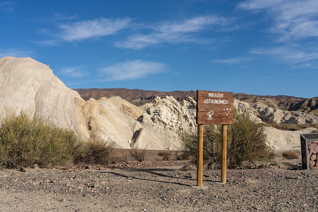 Farbenfrohe geologische Formationen auf dem Berg der sieben Farben in der Nähe von Calingasta, Provinz San Juan, Argentinien.