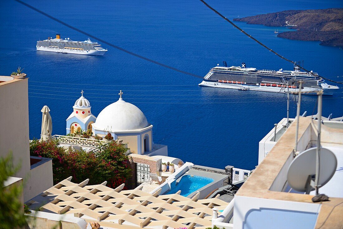 Hausdächer und Kreuzfahrtschiffe in Fira, Santorin, Griechische Inseln, Griechenland