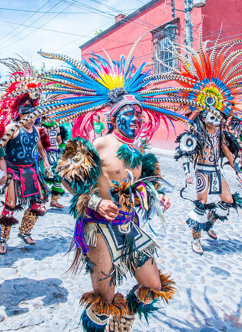 Amerikanische Ureinwohner in traditionellen Kostümen nehmen am Fest von Valle del Maiz in San Miguel de Allende, Mexiko, teil.