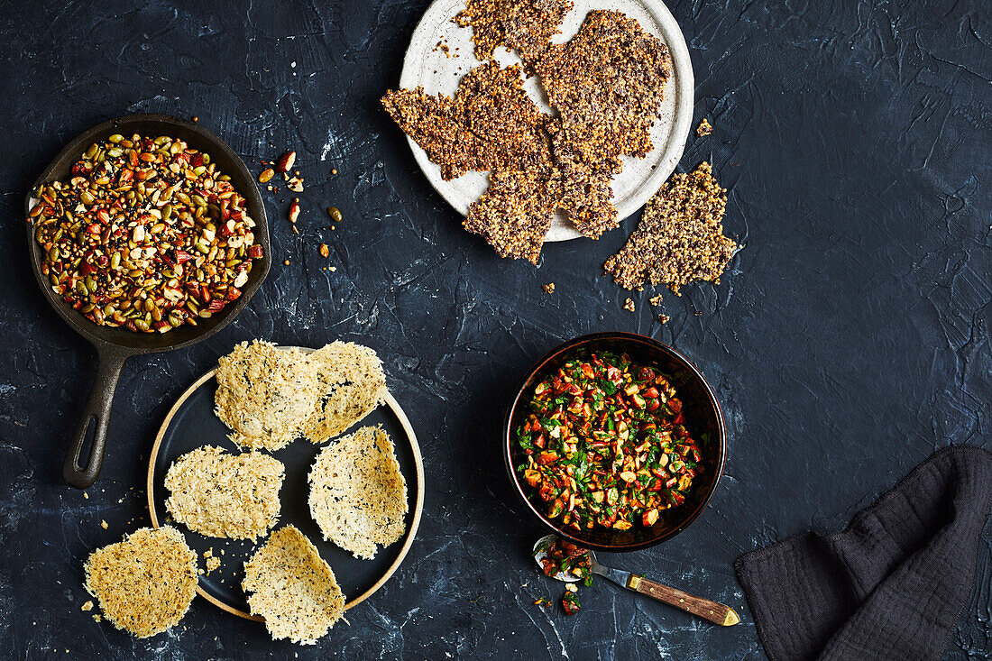 4x Toppings – Suppe mit Nüssen und Samen, Quinoa-Crisp, Mandel-Gremolata, Parmesan-Chips