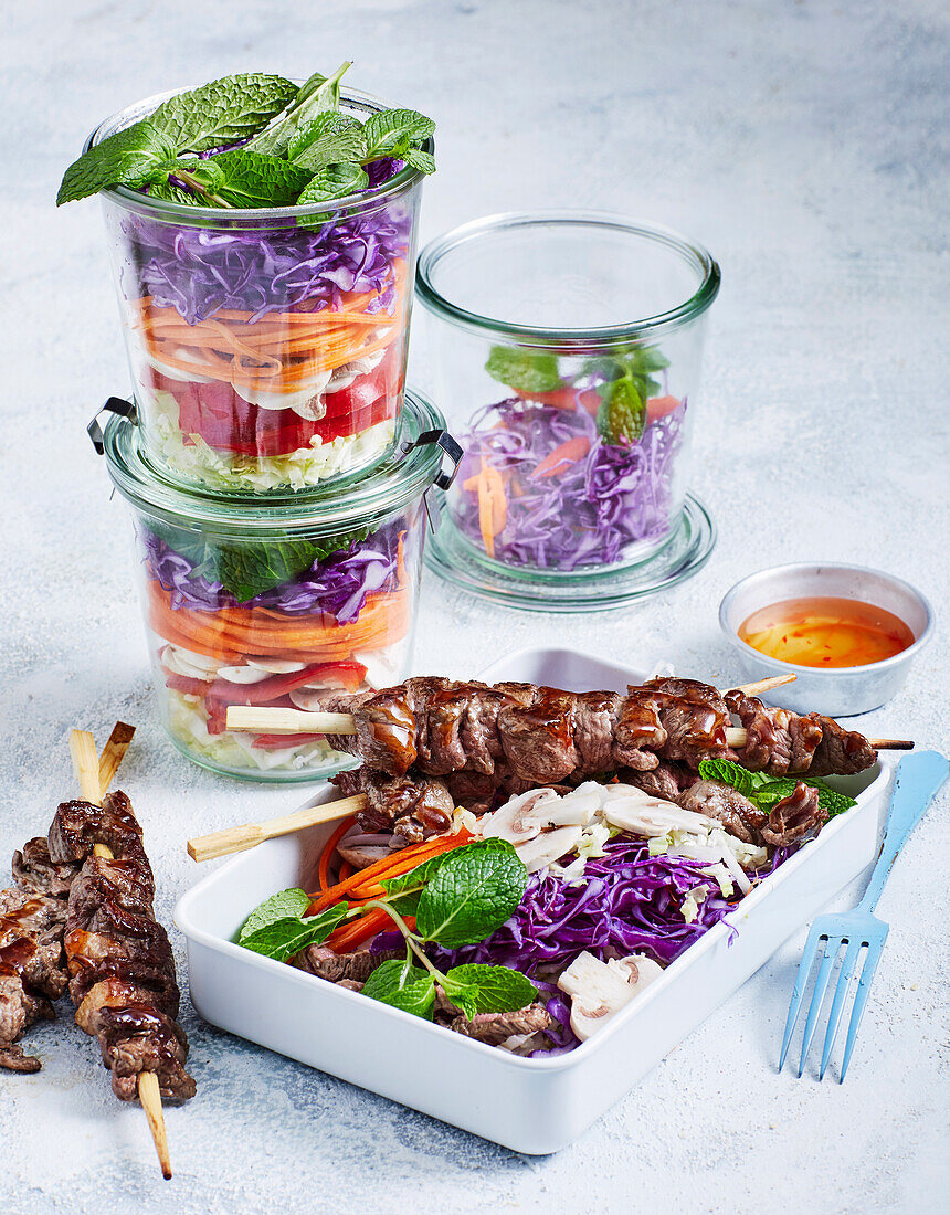 Teriyaki-Rindfleischspieße mit Regenbogen-Salat