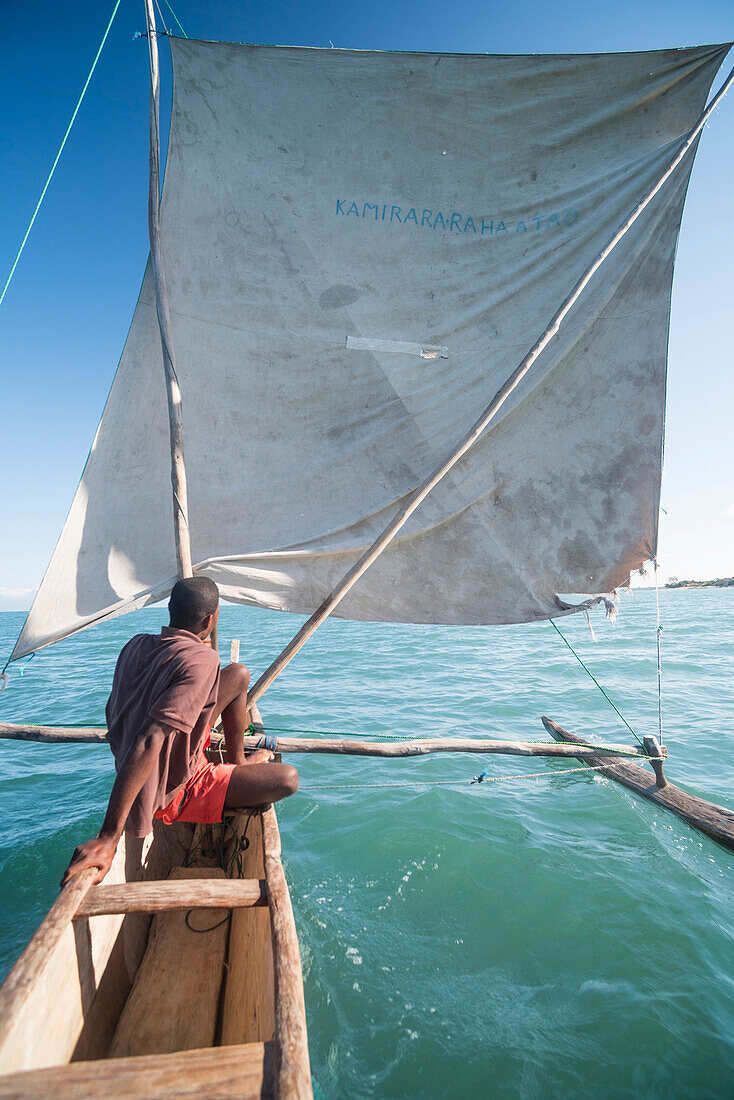 Pirogue, ein traditionelles madagassisches Segelboot mit einem Einbaum, Ifaty, Madagaskar, Afrika