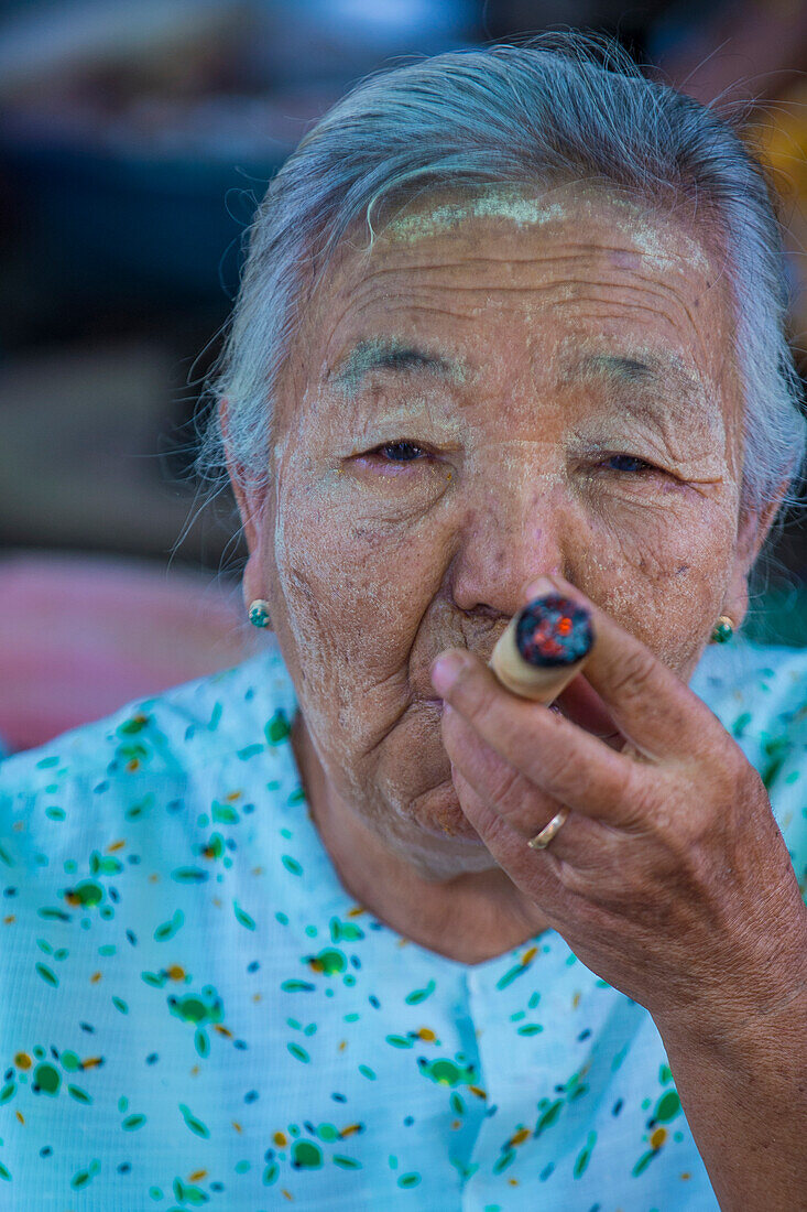 Frau raucht eine Stumpenzigarre auf dem Markt in Bagan, Myanmar