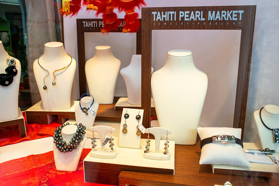 Perlenmarkt in Papeete, Tahiti, Französisch-Polynesien. Demonstration der Zucht von schwarzen Perlen auf Tahiti. Ein Bauer zeigt eine Auster mit schwarzer Lippe, um den wertvollen Edelstein zu züchten. Kultivierung auf den Inseln von Französisch-Polynesien.