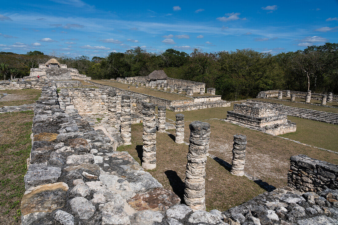 Der Tempel des Fischers oder Templo del Pescador und Kolonnaden in den Ruinen der postklassischen Maya-Stadt Mayapan, Yucatan, Mexiko.
