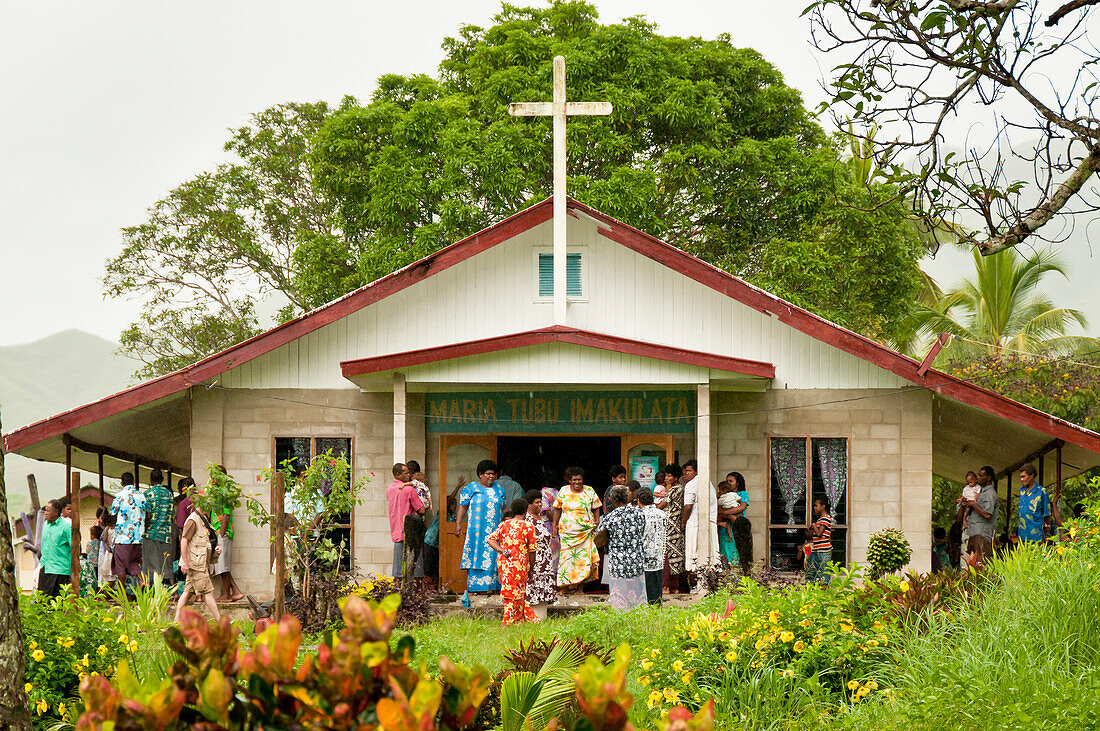Sonntagsgottesdienst in der Maria Tubu Imakulata Kirche im Dorf Navala, nördliches Hochland der Insel Viti Levu, Fidschi.