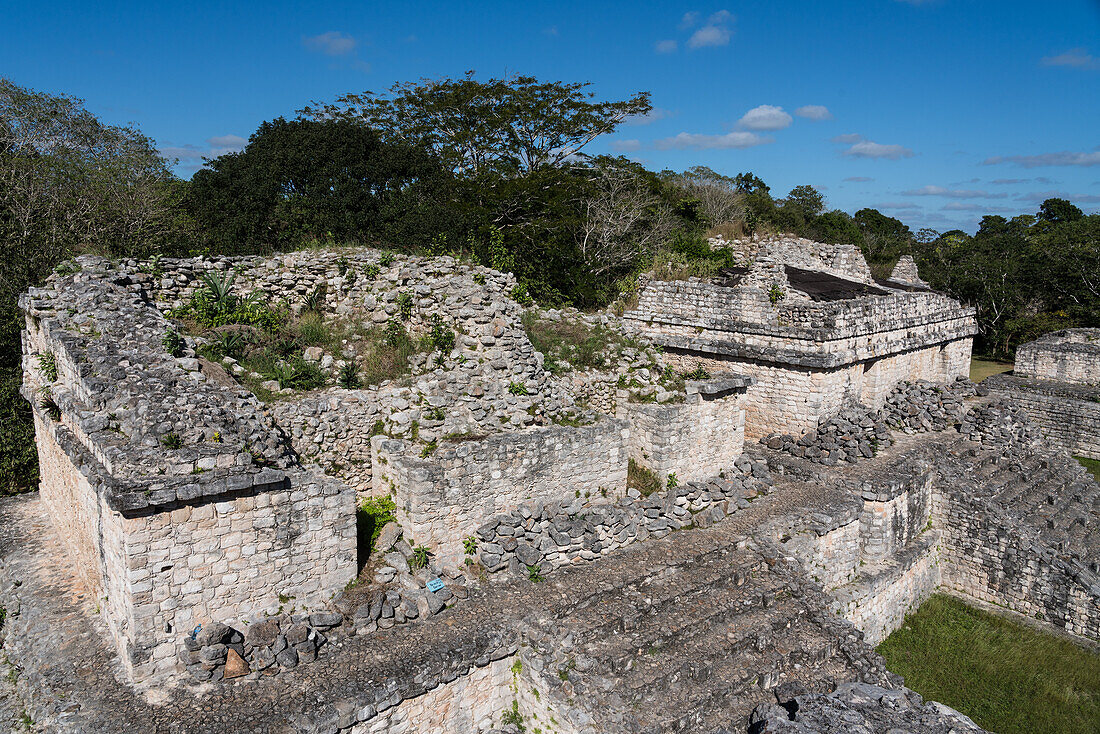 Struktur 17 oder die Zwillinge in den Ruinen der prähispanischen Mayastadt Ek Balam in Yucatan, Mexiko. Die Struktur besteht aus zwei spiegelnden Tempeln auf der Spitze der Pyramide. Vom Ovalpalast aus gesehen.