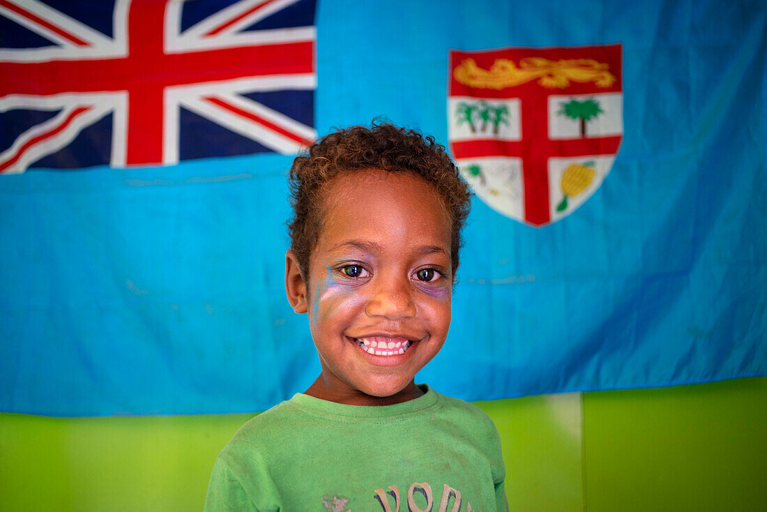Junge, Einheimischer auf der Insel Solevu und der Insel Yaro auf der Insel Malolo der Mamanucas-Inselgruppe in Fidschi