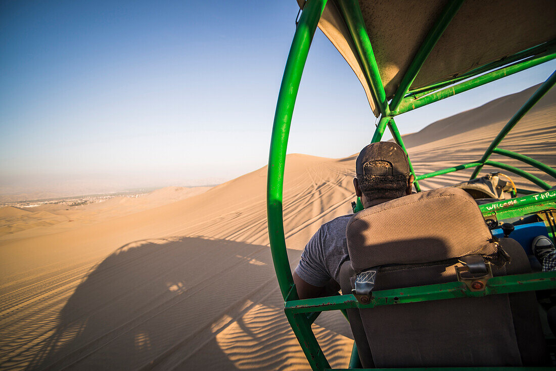 Dünenbuggyfahren in den Sanddünen der Wüste bei Huacachina, Region Ica, Peru