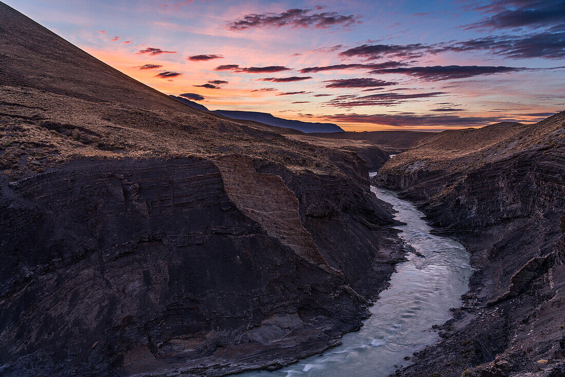 Sonnenaufgang über der Schlucht des Rio de las Vueltas, der Grenze des Nationalparks Los Glaciares bei El Chalten, Argentinien. Eine UNESCO-Welterbestätte in der Region Patagonien in Südamerika.