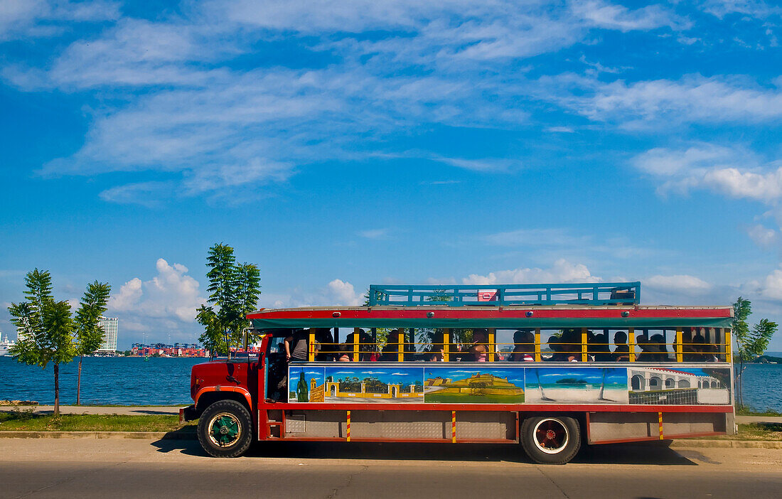 Bunter lokaler Bus in Cartagena de Indias, Kolumbien