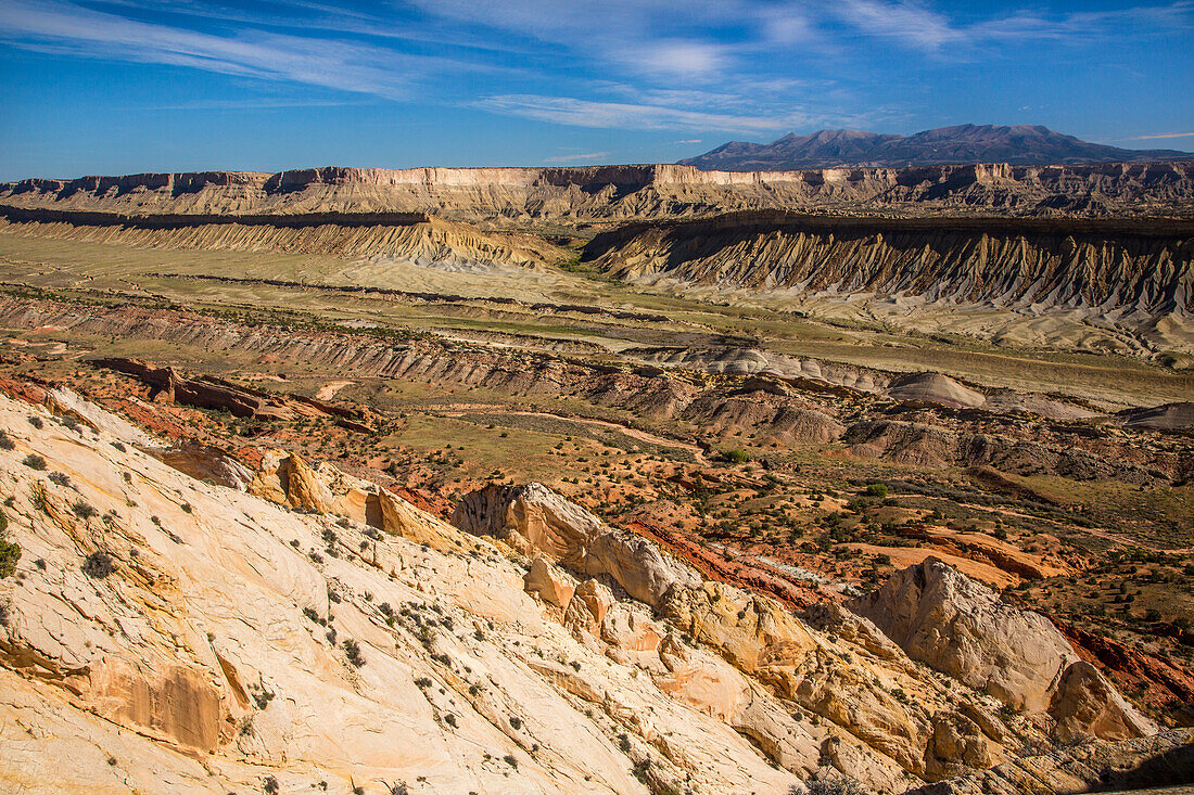 Strike Valley, die Waterpocket Fold und die Henry Mountains vom Strike Valley Overlook aus. Capitol Reef National Park, Utah.