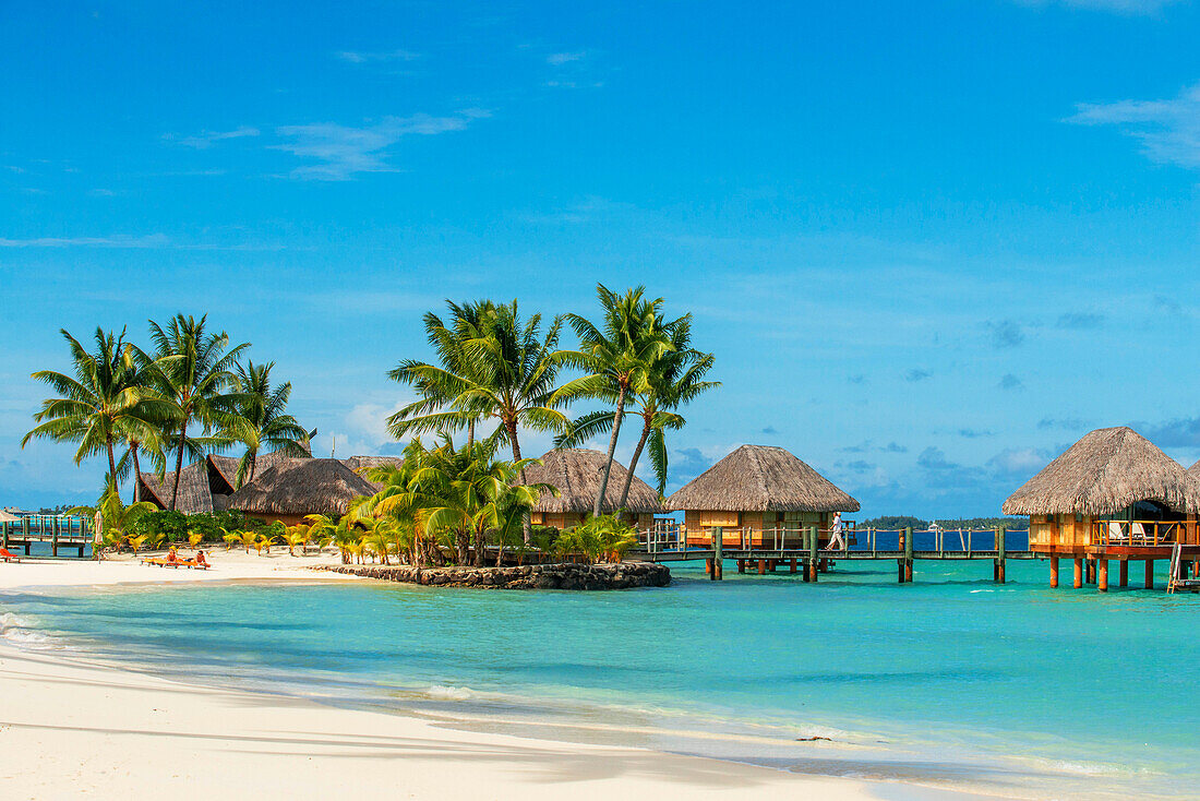 Le Bora Bora by Pearl Resorts Luxusresort auf der Insel Motu Tevairoa, einem kleinen Eiland in der Lagune von Bora Bora, Gesellschaftsinseln, Französisch-Polynesien, Südpazifik.