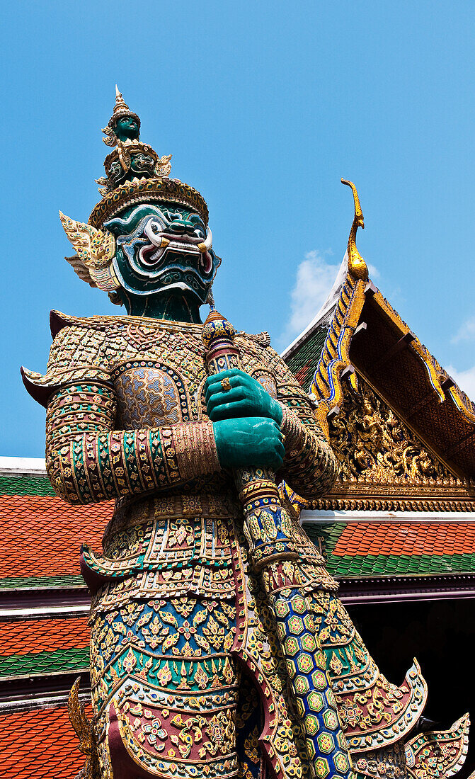 Die dämonische Wächterfigur Thotkhirithon im Wat Phra Kaeo auf dem Gelände des Grand Palace in Bangkok, Thailand.