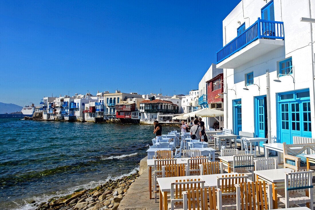 Terrasse eines Cafés mit Blick auf Klein-Venedig, Mykonos, Griechenland
