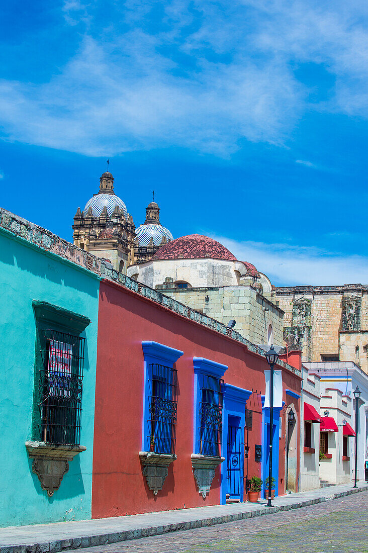 Straßenansicht von Oaxaca, Mexiko. Oaxaca ist die Hauptstadt und größte Stadt des gleichnamigen mexikanischen Bundesstaates.