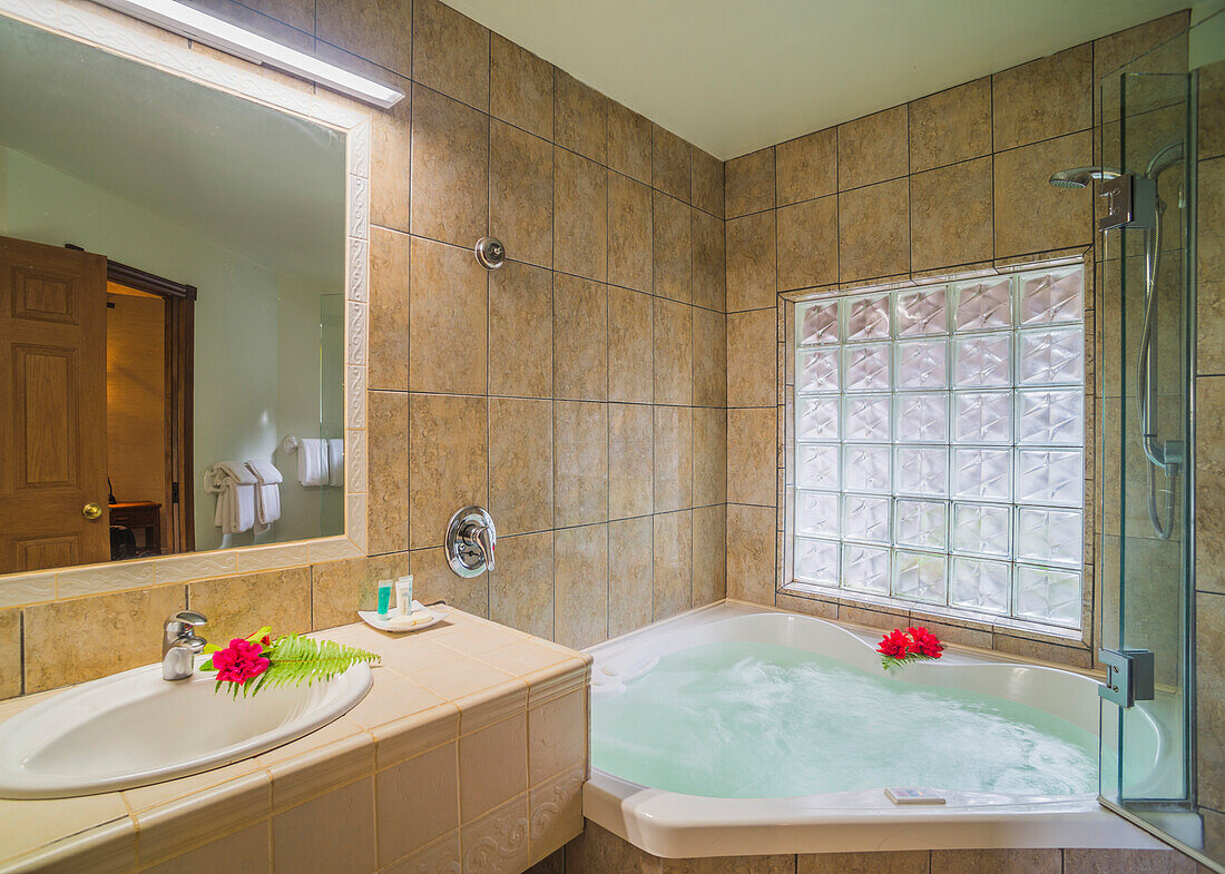 Luxuriöse Whirlpool-Badewanne in einem stilvollen Badezimmer eines Luxushotels, Rarotonga, Cookinseln, Südpazifik