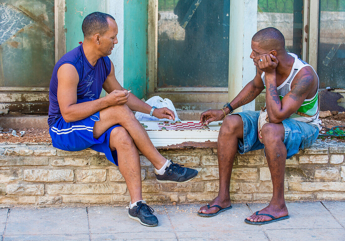 Nicht identifizierte Männer spielen Domino auf der Straße in Havanna, Kuba. Domino ist eines der beliebtesten Spiele in Kuba