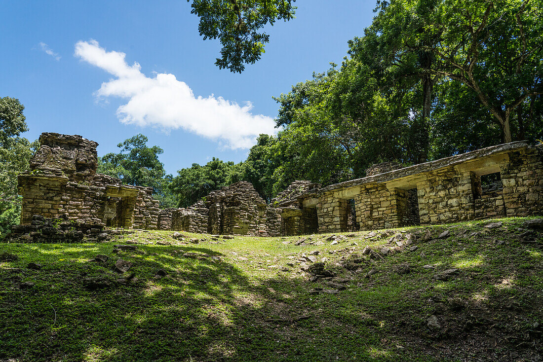 Tempel 10 in den Ruinen der Maya-Stadt Yaxchilan am Usumacinta-Fluss in Chiapas, Mexiko.