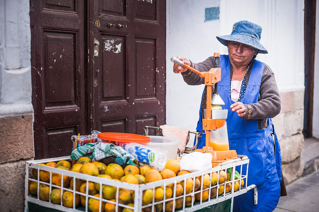 Orangensaftverkäufer, Plaza 25 de Mayo (Platz des 25. Mai), Sucre, Bolivien