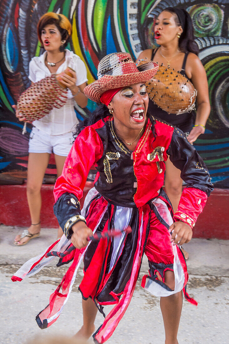 Rumba-Tänzerinnen in Havanna, Kuba. Rumba ist ein weltliches Genre der kubanischen Musik, das Tanz, Perkussion und Gesang umfasst. Sie hat ihren Ursprung in den nördlichen Regionen Kubas.