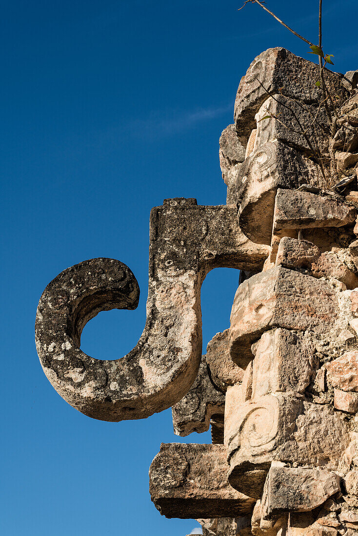 Der Palast der Masken oder Codz Poop, d. h. "die zusammengerollten Matten", in den prähispanischen Maya-Ruinen von Kabah - Teil der prähispanischen Stadt Uxmal, UNESCO-Welterbe in Yucatan, Mexiko.