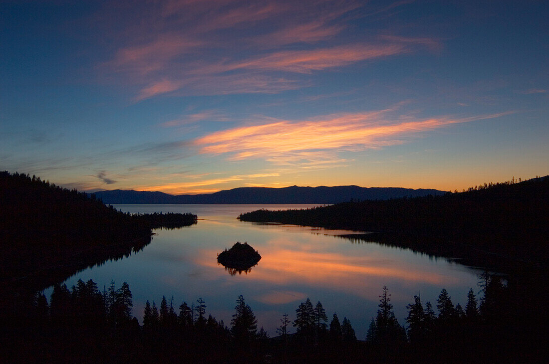 Lake Tahoe & Emerald Bay bei Sonnenaufgang; Emerald Bay State Park, Sierra Nevada Mountains, Kalifornien.