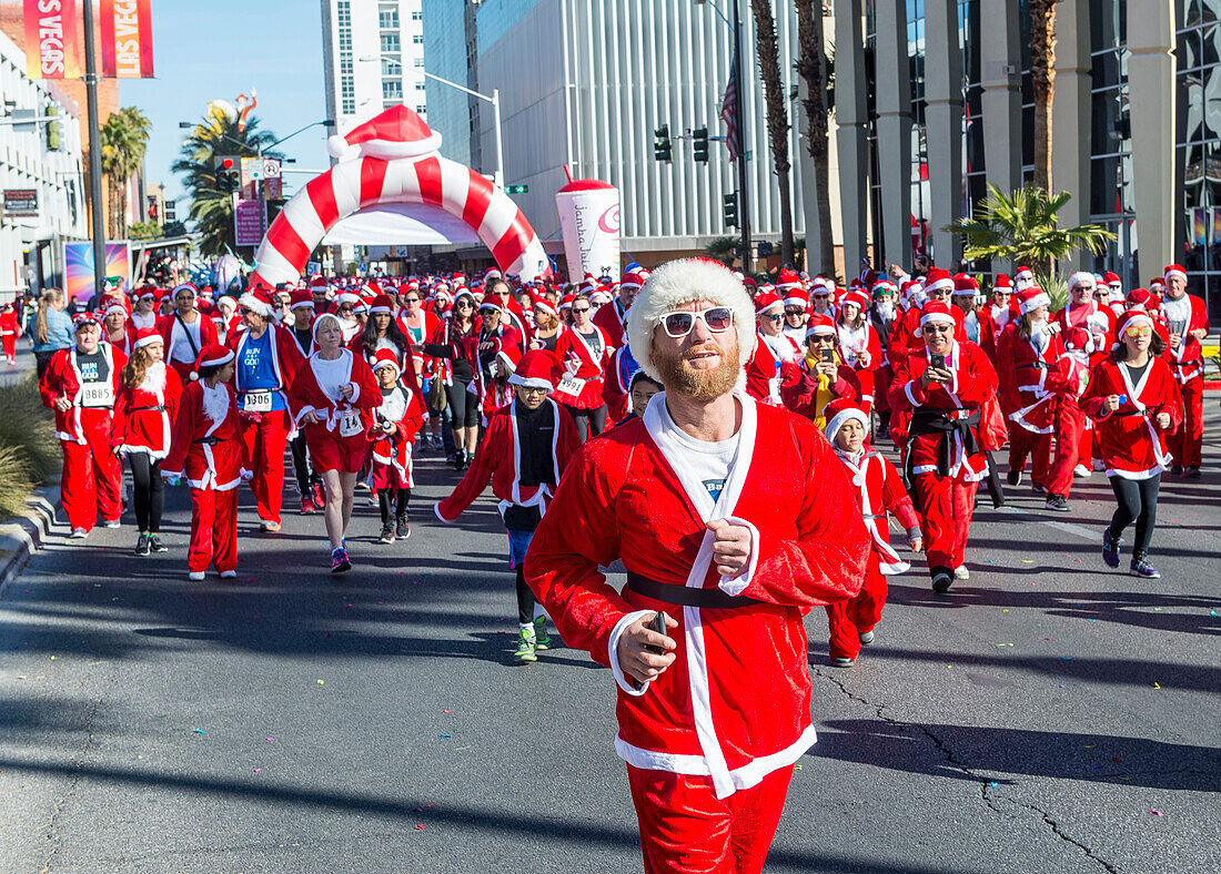 Ein nicht identifizierter Teilnehmer am Las Vegas Great Santa Run in Las Vegas, Nevada. Es ist die größte Zusammenkunft von Weihnachtsmannläufern in der Welt.