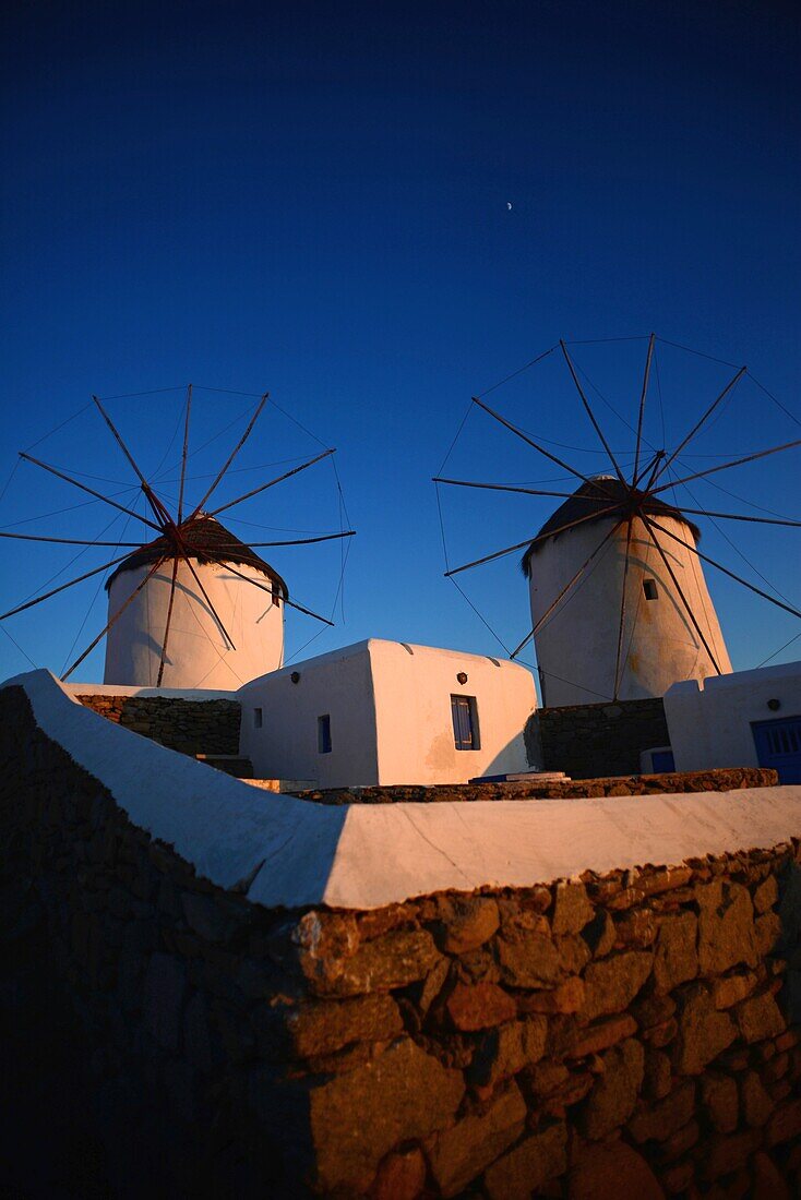 Traditionelle Windmühlen (Kato Milli) bei Sonnenuntergang in Mykonos-Stadt, Griechenland