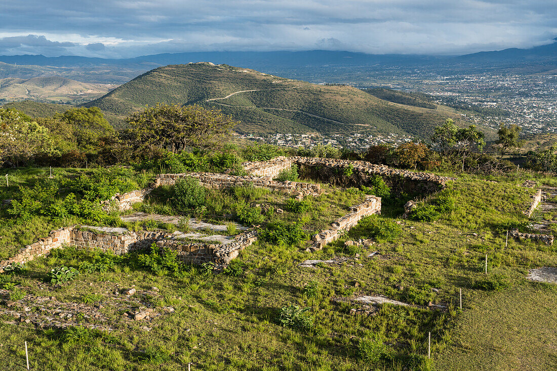 Die Ruinen über Grab 104 in den präkolumbianischen zapotekischen Ruinen von Monte Alban in Oaxaca, Mexiko. Ein UNESCO-Weltkulturerbe. Die Ruinen von Atzompa befinden sich auf der Hügelkuppe dahinter.