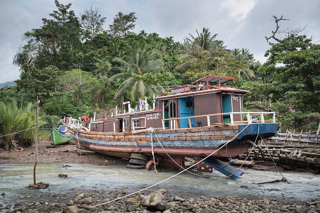 Reparatur von alten Fischerbooten, Insel Pulau Weh, Provinz Aceh, Sumatra, Indonesien