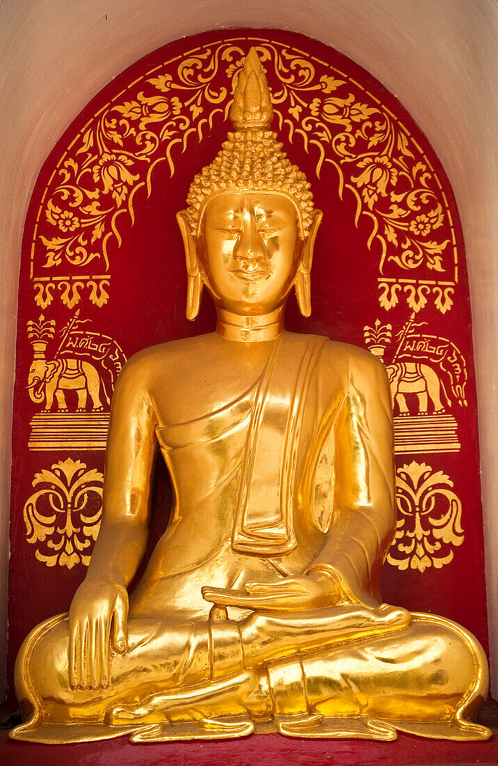 Goldene Buddha-Statue im buddhistischen Tempel Wat Fon Soi in Chiang Mai, Thailand.