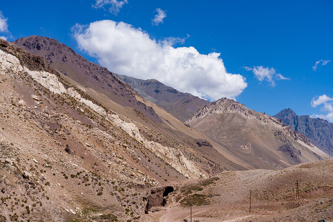 Das Andengebirge bei Puente del Inca nahe der Grenze zu Chile. Provinz Mendoza, Argentinien.