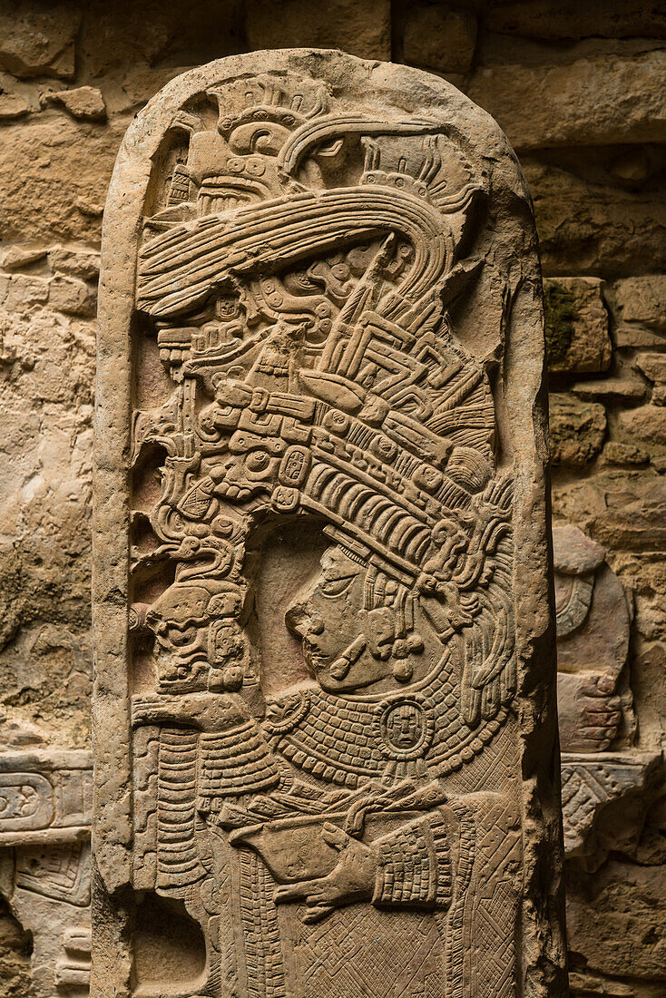Ein Detail der Stele 35 in Gebäude 21 zeigt Lady Evenstar, die Mutter von König Bird Jaguar IV. Sie führt eine Aderlasszeremonie durch. Die Ruinen der Maya-Stadt Yaxchilan am Usumacinta-Fluss in Chiapas, Mexiko.