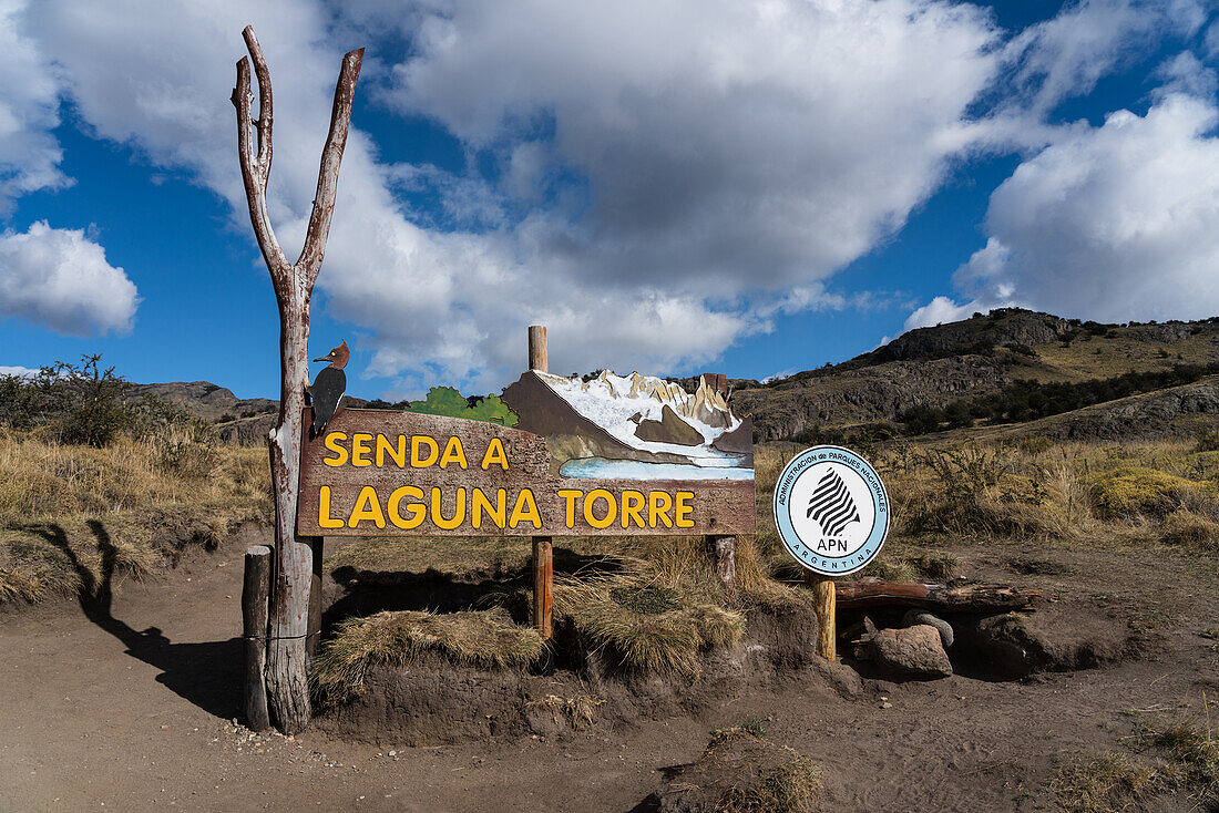 Das Parkschild für den Laguna Torre Trail im Los Glaciares National Park in der Nähe von El Chalten, Argentinien. Eine UNESCO-Welterbestätte in der südamerikanischen Region Patagonien.