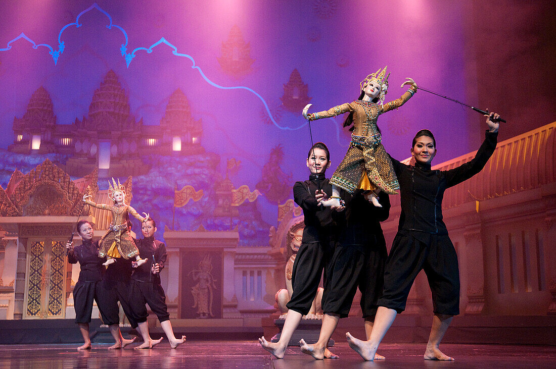 Traditionelles thailändisches Puppentheater im Aksra-Theater in Bangkok, Thailand.