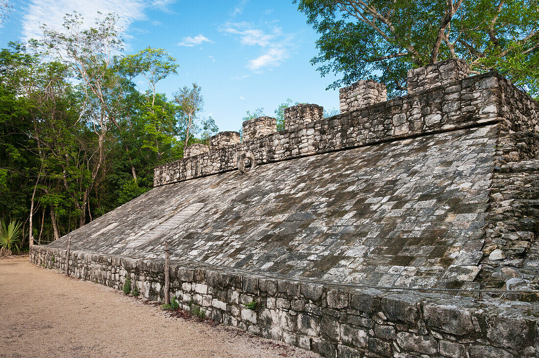 Der Ballspielplatz in den Maya-Ruinen von Coba, Quintana Roo, Mexiko.