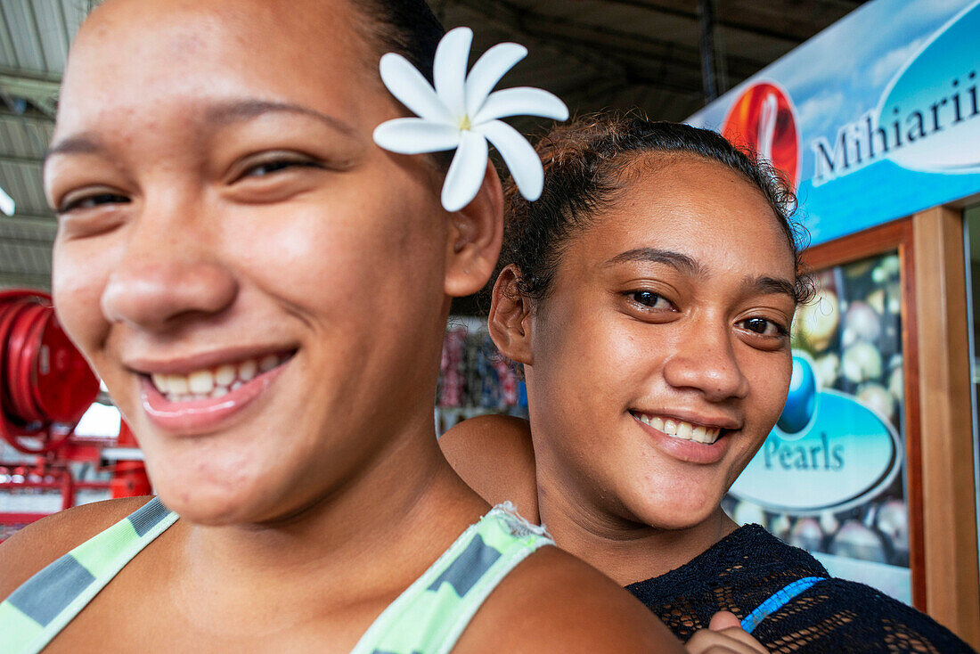 Einheimische Verkäuferin auf dem überdachten Markt der Stadt Papeete, Papeete, Tahiti, Französisch-Polynesien, Tahiti Nui, Gesellschaftsinseln, Französisch-Polynesien, Südpazifik.
