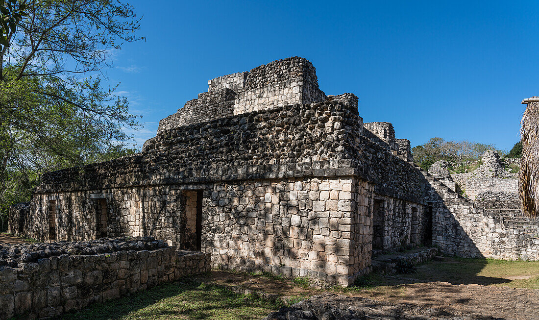 Untere Räume des Ovalpalastes in den Ruinen der prähispanischen Maya-Stadt Ek Balam in Yucatan, Mexiko. Die ovale Form, die dem Palast seinen Namen gibt, befindet sich auf der oberen Struktur.