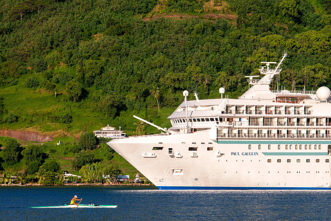 Paul Gauguin Kreuzfahrt vor Anker in Moorea, Französisch-Polynesien, Gesellschaftsinseln, Südpazifik.