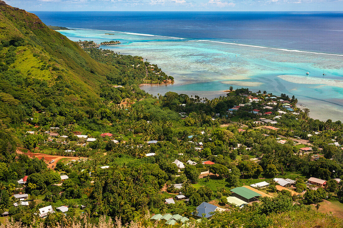 Typische Häuser, Straße und Riff sehen, Insel Moorea (Luftaufnahme), Inseln über dem Winde, Gesellschaftsinseln, Französisch-Polynesien, Pazifischer Ozean.