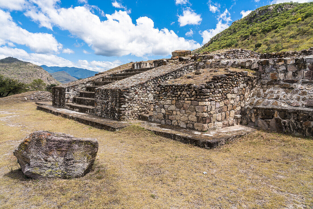 Gebäude B in den Ruinen der prähispanischen Zapotekenstadt Dainzu im Zentraltal von Oaxaca, Mexiko.